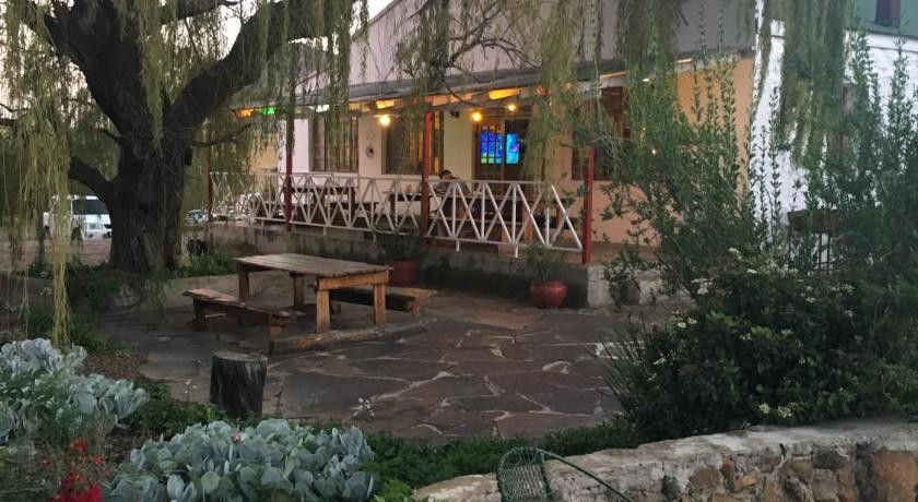 Explore the scenic Drakensberg escarpment and forgotton passes, while staying at the<br />
quint Riverview Country Inn.