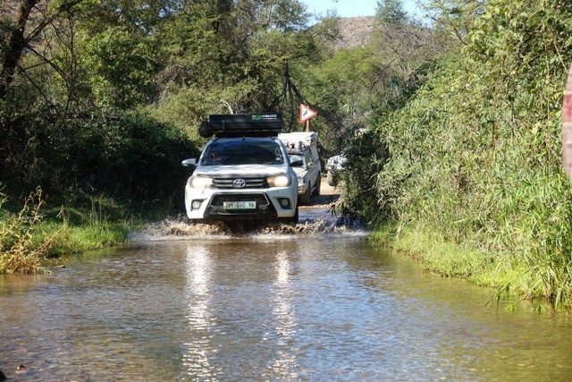 Explore the scenic Drakensberg escarpment and forgotton passes, while staying at the<br />
quint Riverview Country Inn.